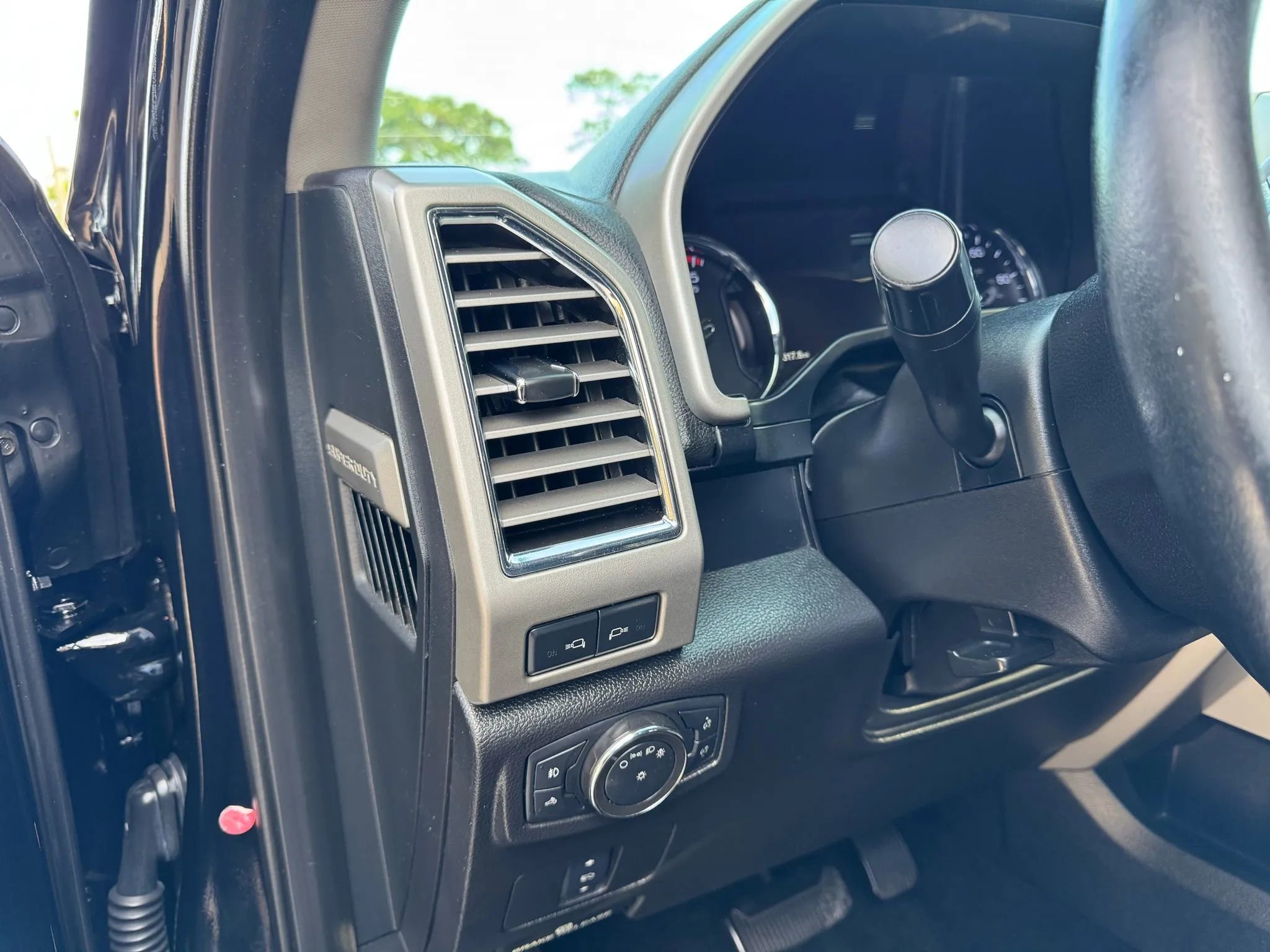Used 2017 Ford F250 Lariat w/ Lariat Value Package image 29