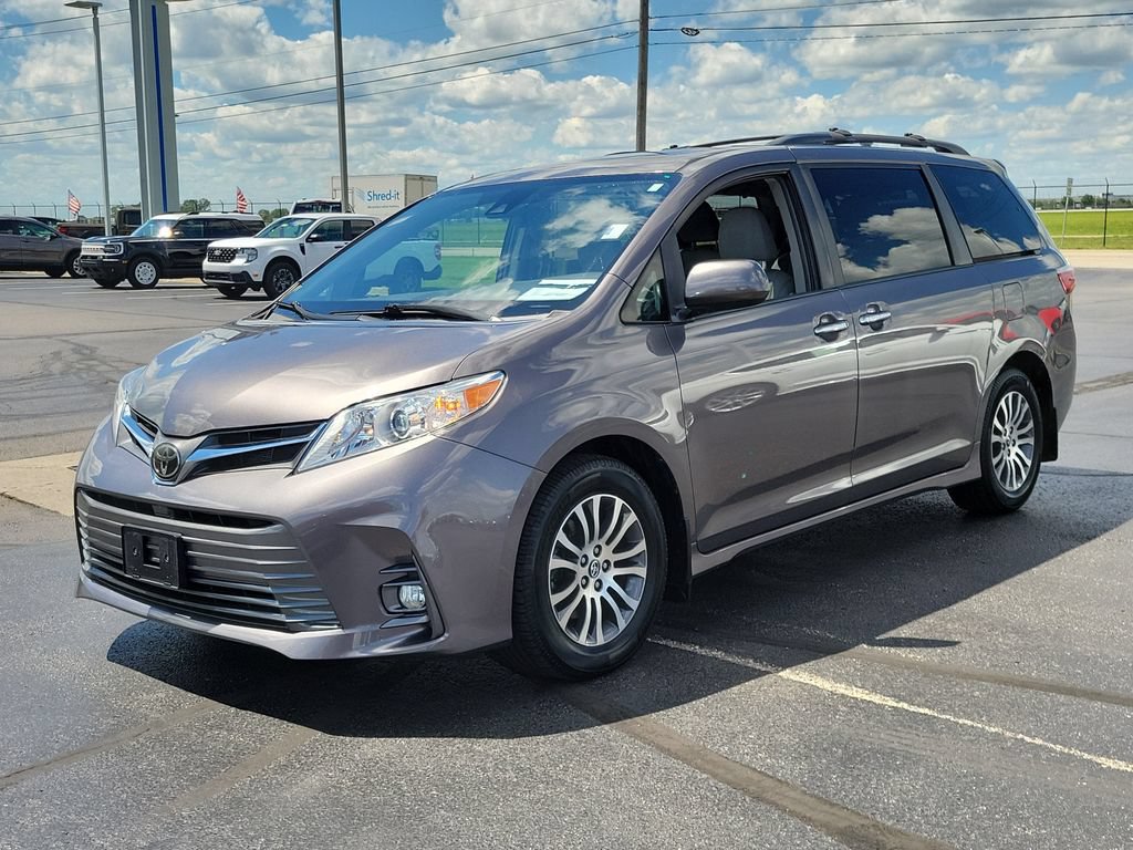 Used 2019 Toyota Sienna XLE w/ XLE Navigation Package FWD image 8