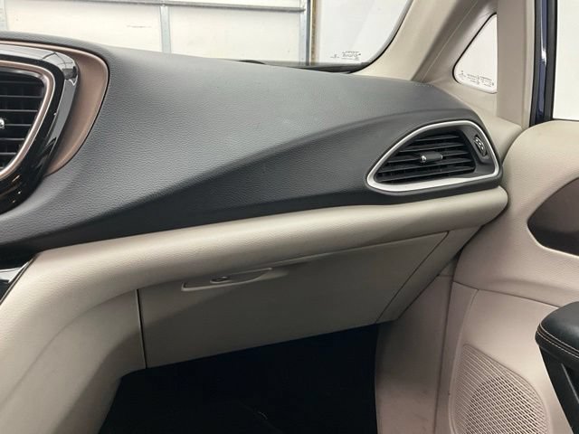 Used 2018 Chrysler Pacifica L FWD image 8