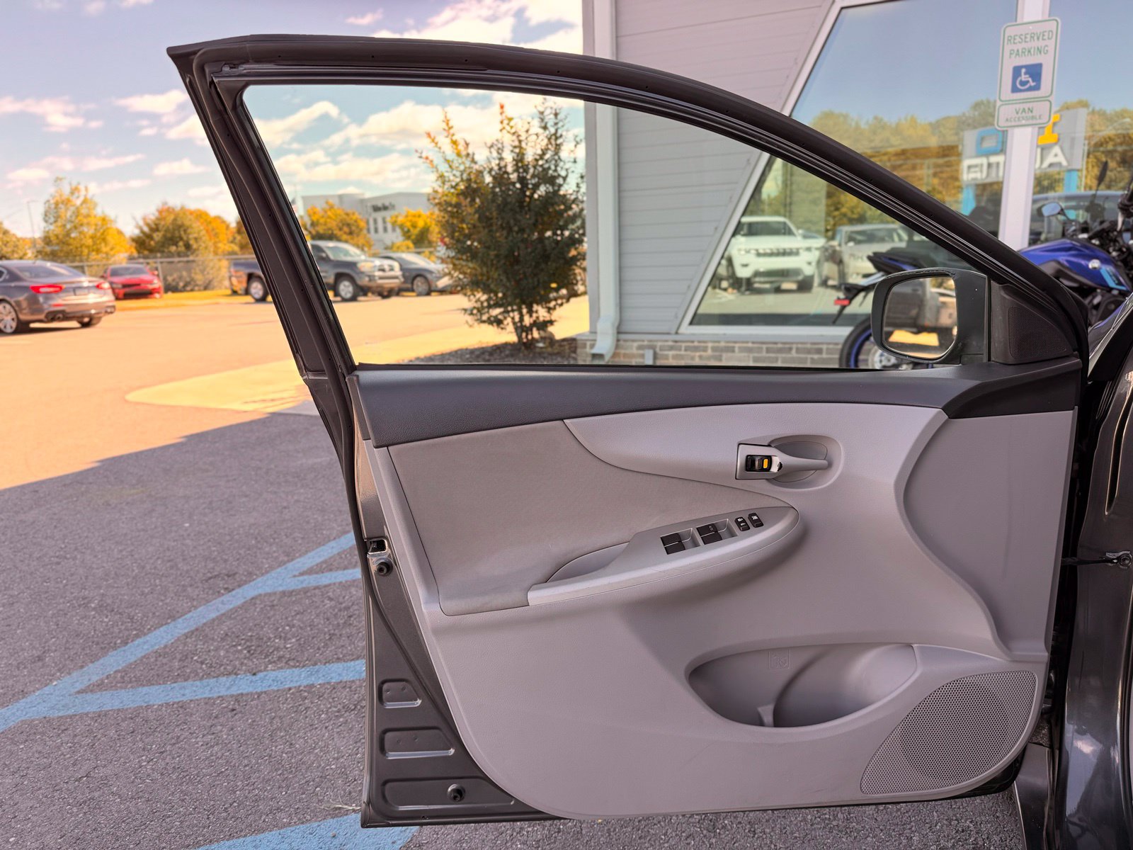 Used 2012 Toyota Corolla LE FWD image 13
