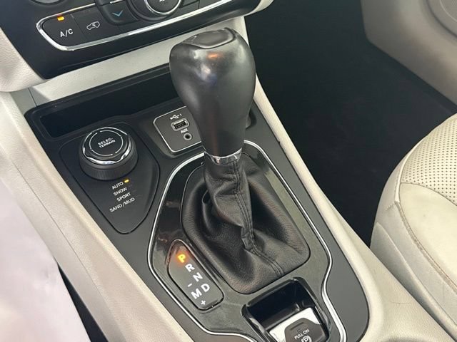 Used 2019 Jeep Cherokee Limited w/ Luxury Group AWD/4WD image 23