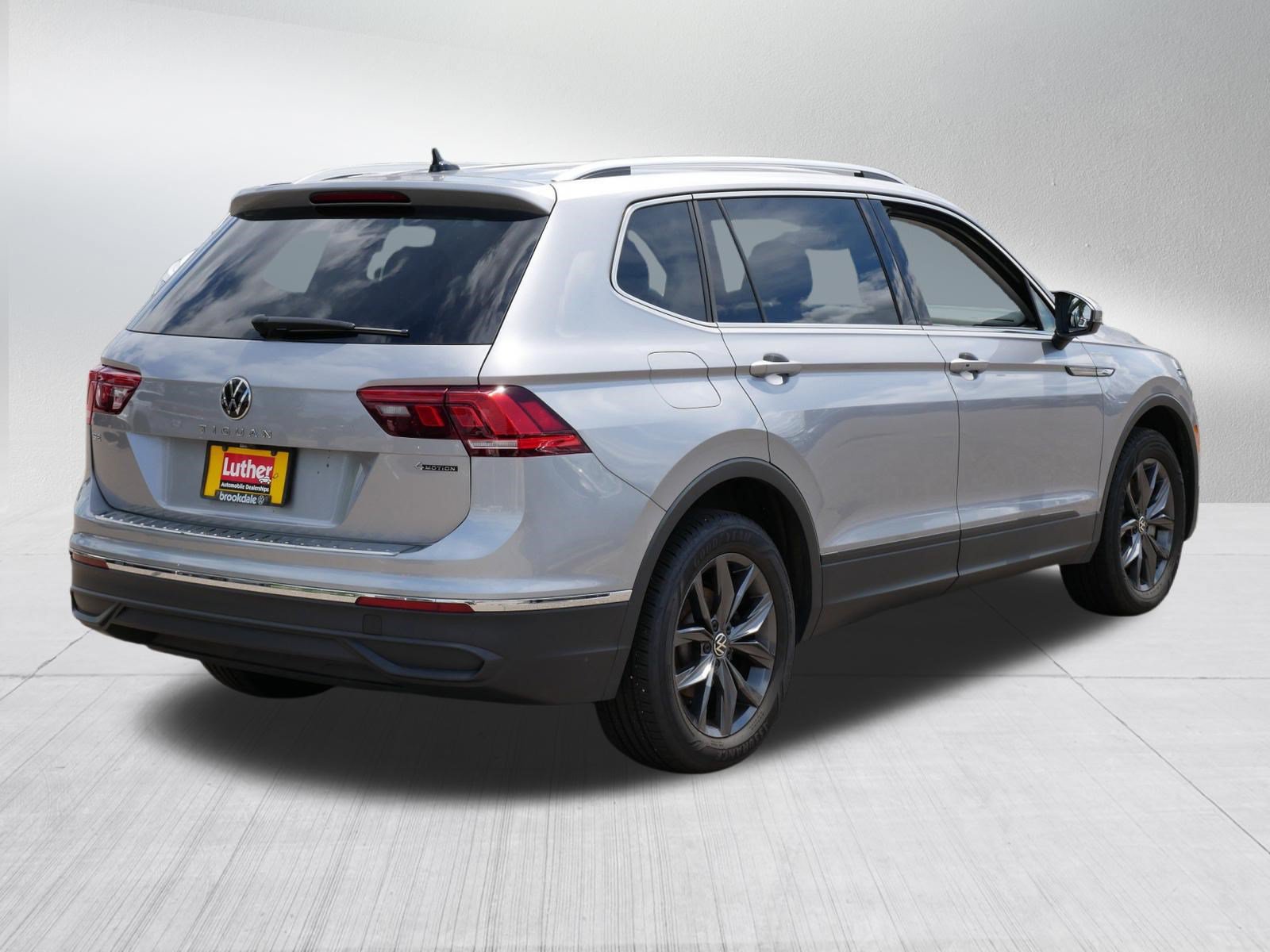 Used 2024 Volkswagen Tiguan SE AWD/4WD image 7