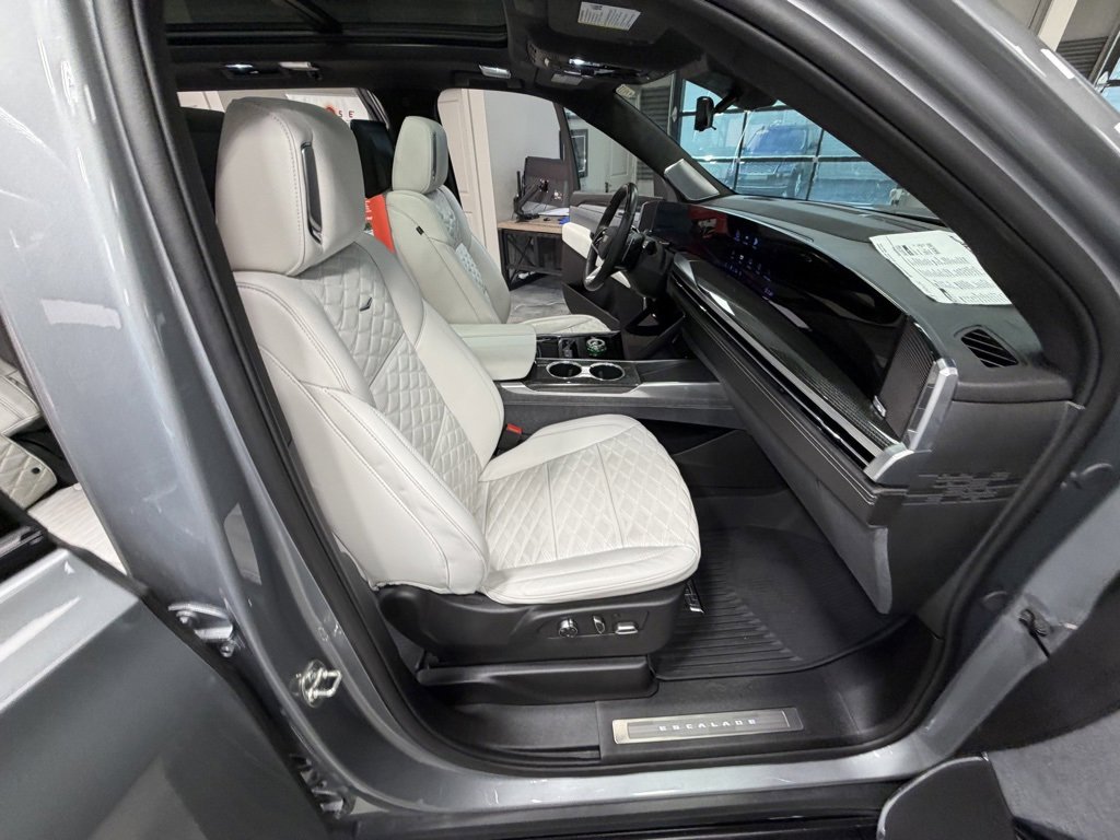 Used 2025 Cadillac Escalade ESV V image 55
