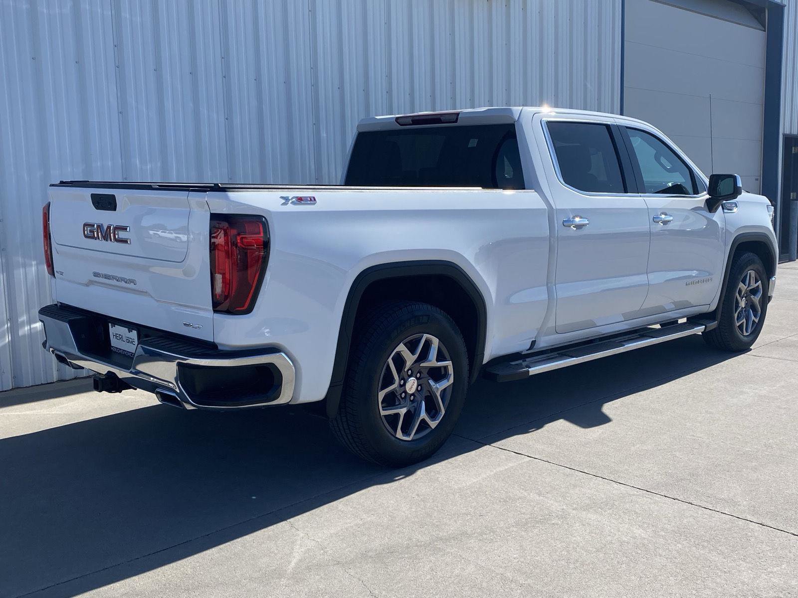 Used 2023 GMC Sierra 1500 SLT w/ SLT Premium Package AWD/4WD image 5
