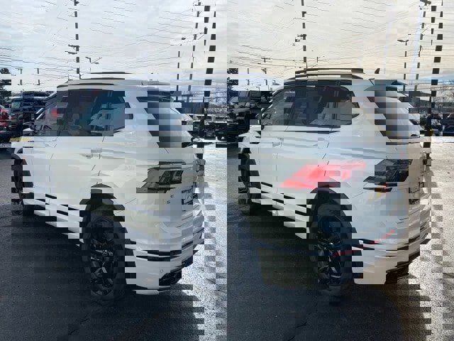 Used 2023 Volkswagen Tiguan SE R-Line image 5