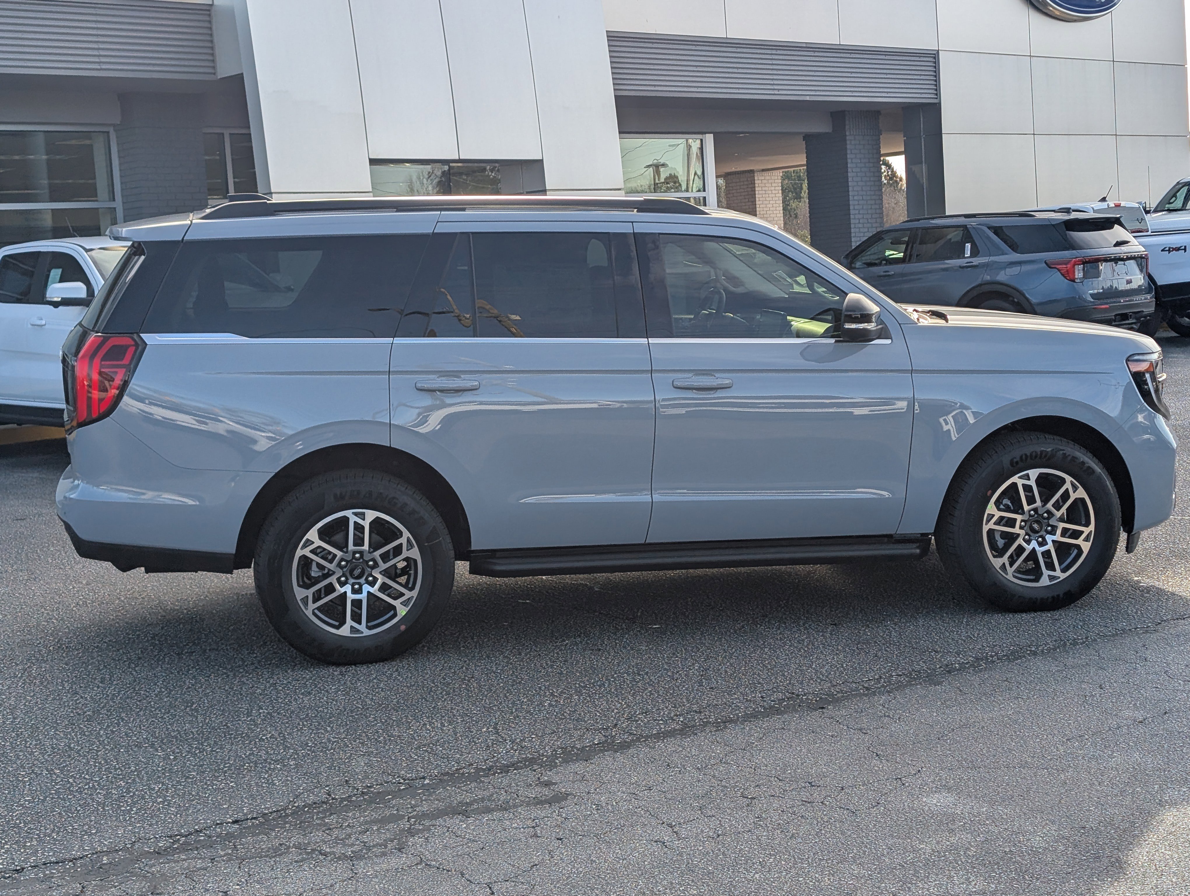 New 2026 Ford Expedition Active image 8