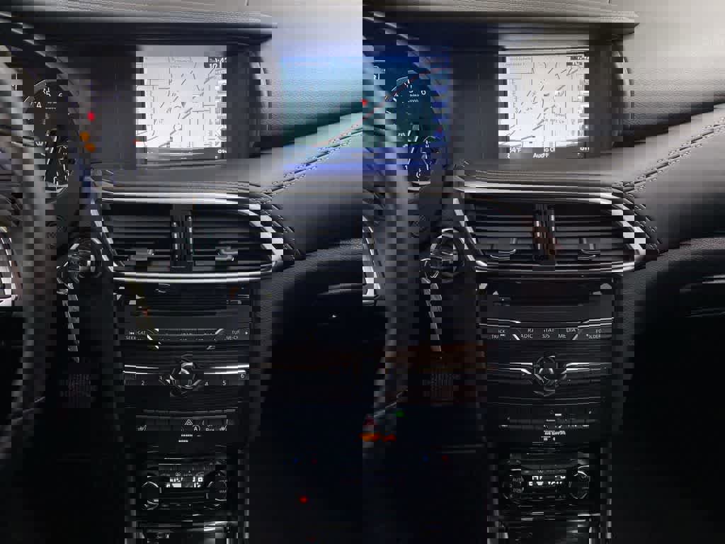 Used 2017 INFINITI QX30 Premium w/ Navigation Package image 24