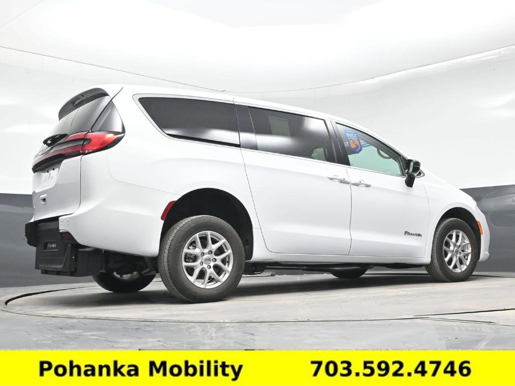 Used 2024 Chrysler Pacifica Touring-L image 17