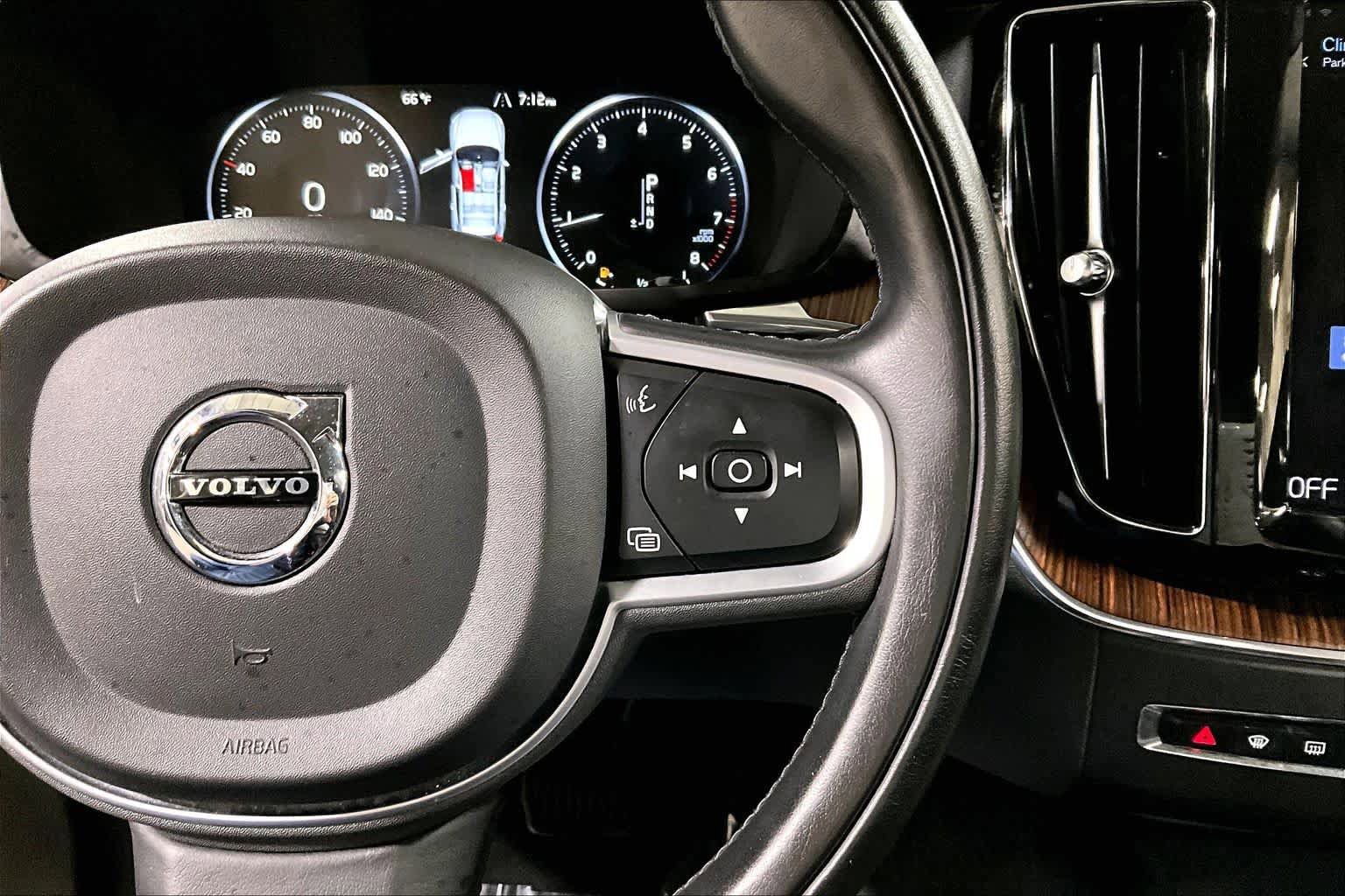 Used 2021 Volvo XC60 T5 Momentum w/ Premium Package AWD/4WD image 25