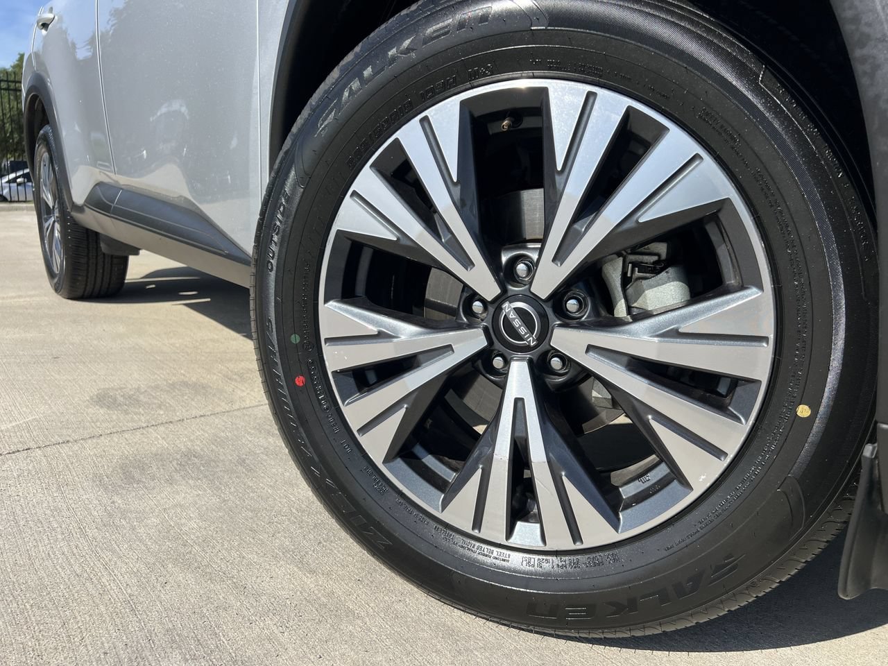 Used 2023 Nissan Rogue SV FWD image 6