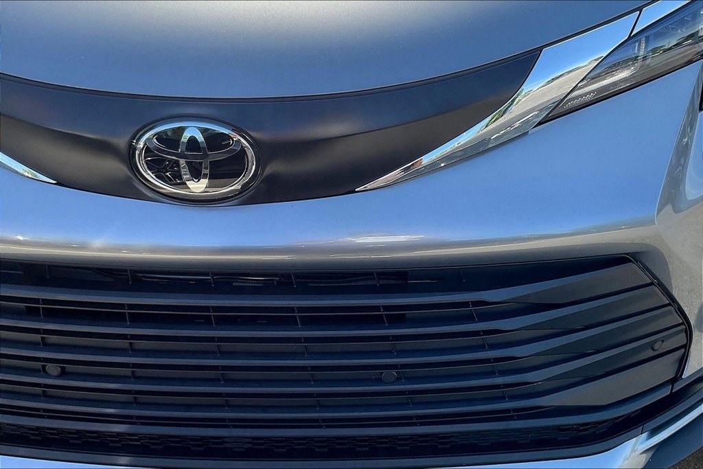 Used 2026 Toyota Sienna XLE FWD image 32