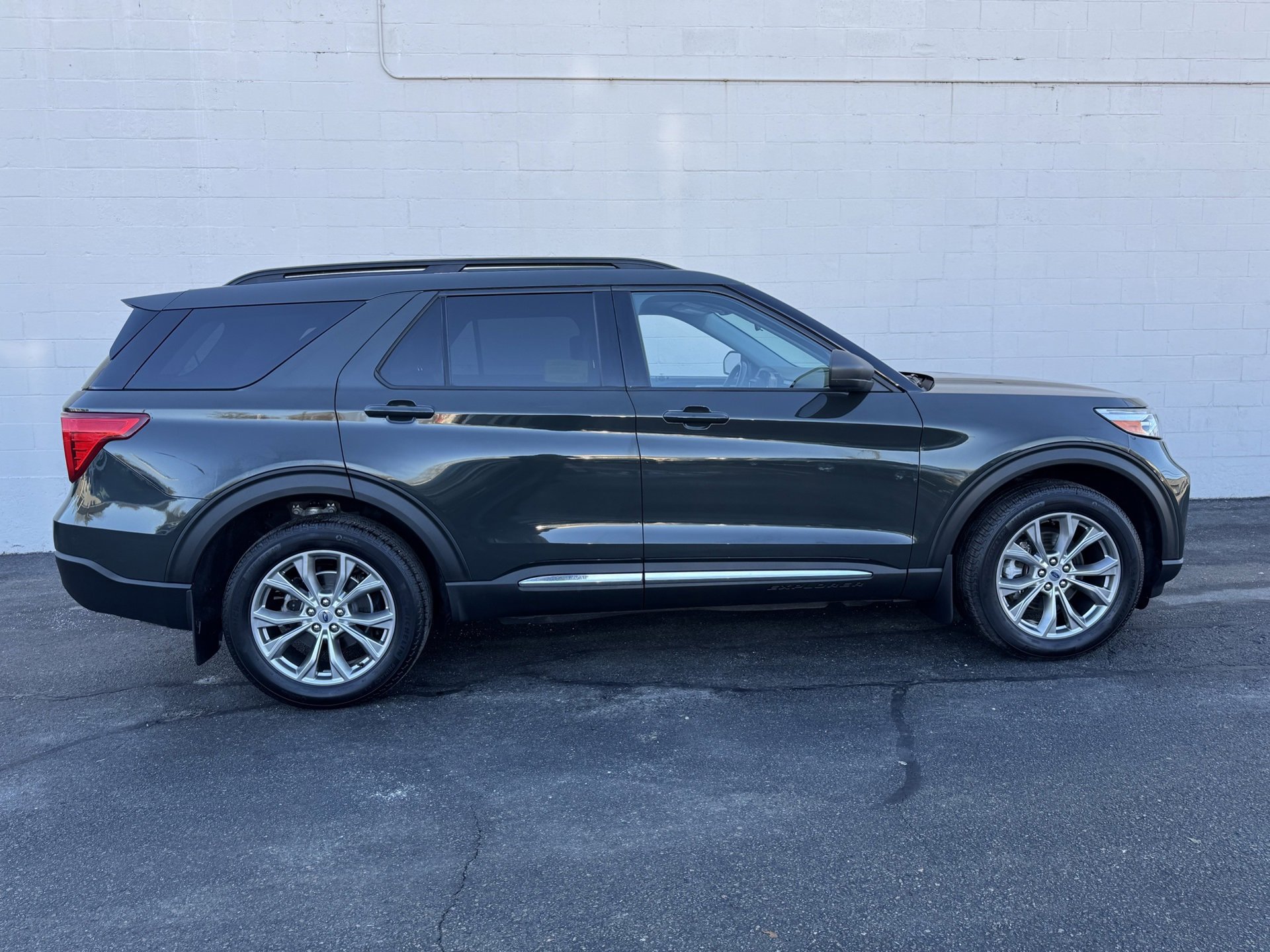 Used 2022 Ford Explorer XLT w/ Equipment Group 202A image 4