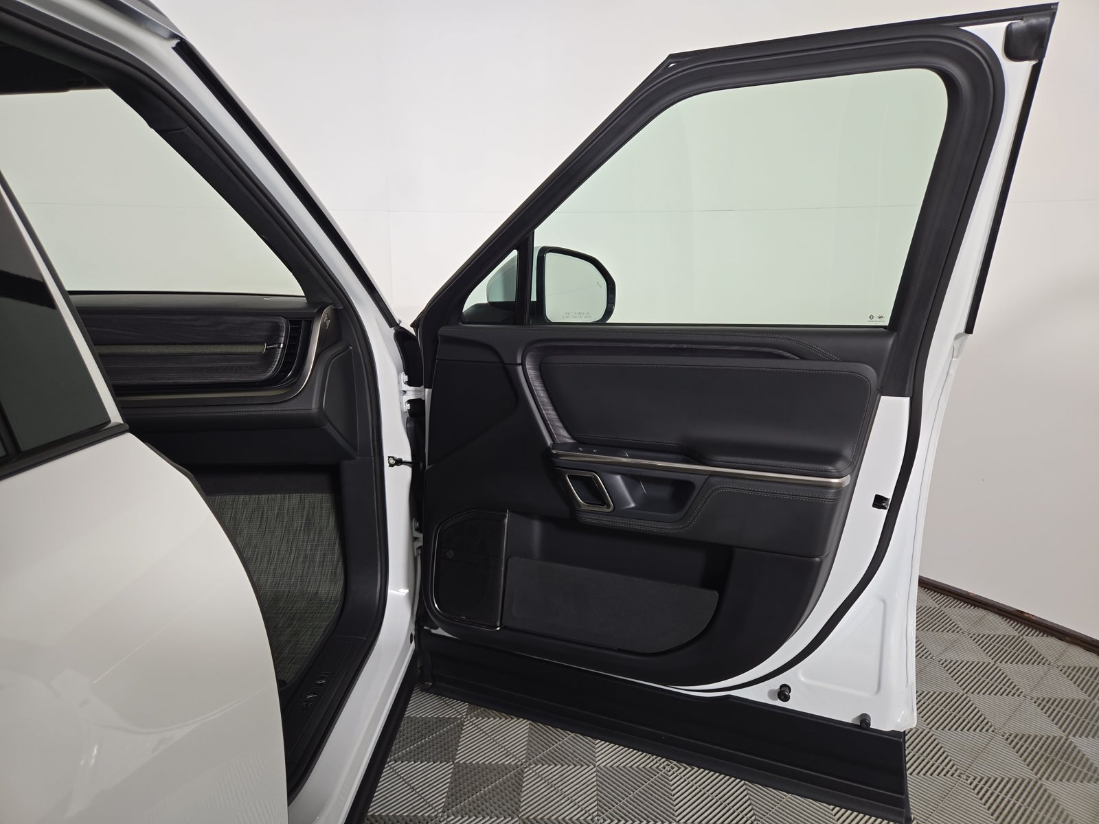 Used 2024 Rivian R1S Adventure Dual AWD/4WD image 18