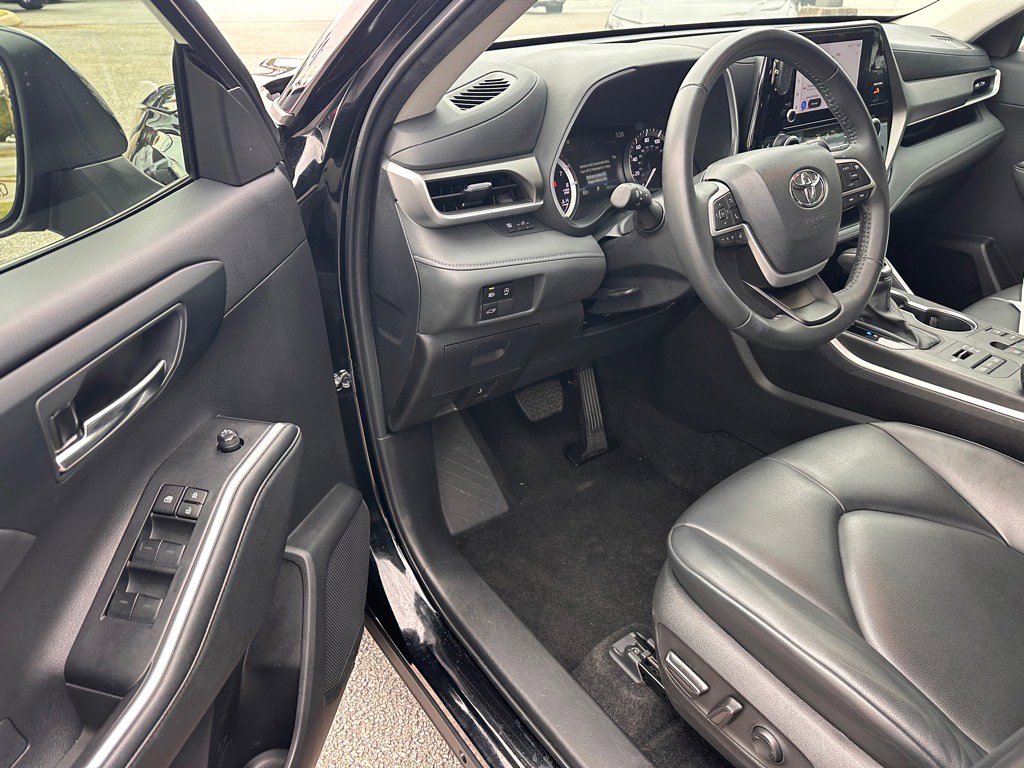 Used 2024 Toyota Highlander XLE image 9