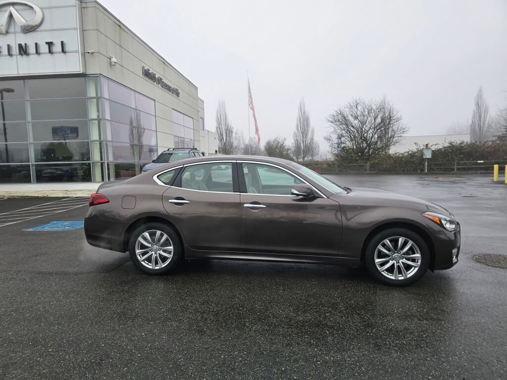 Used 2018 INFINITI Q70 Luxe image 8