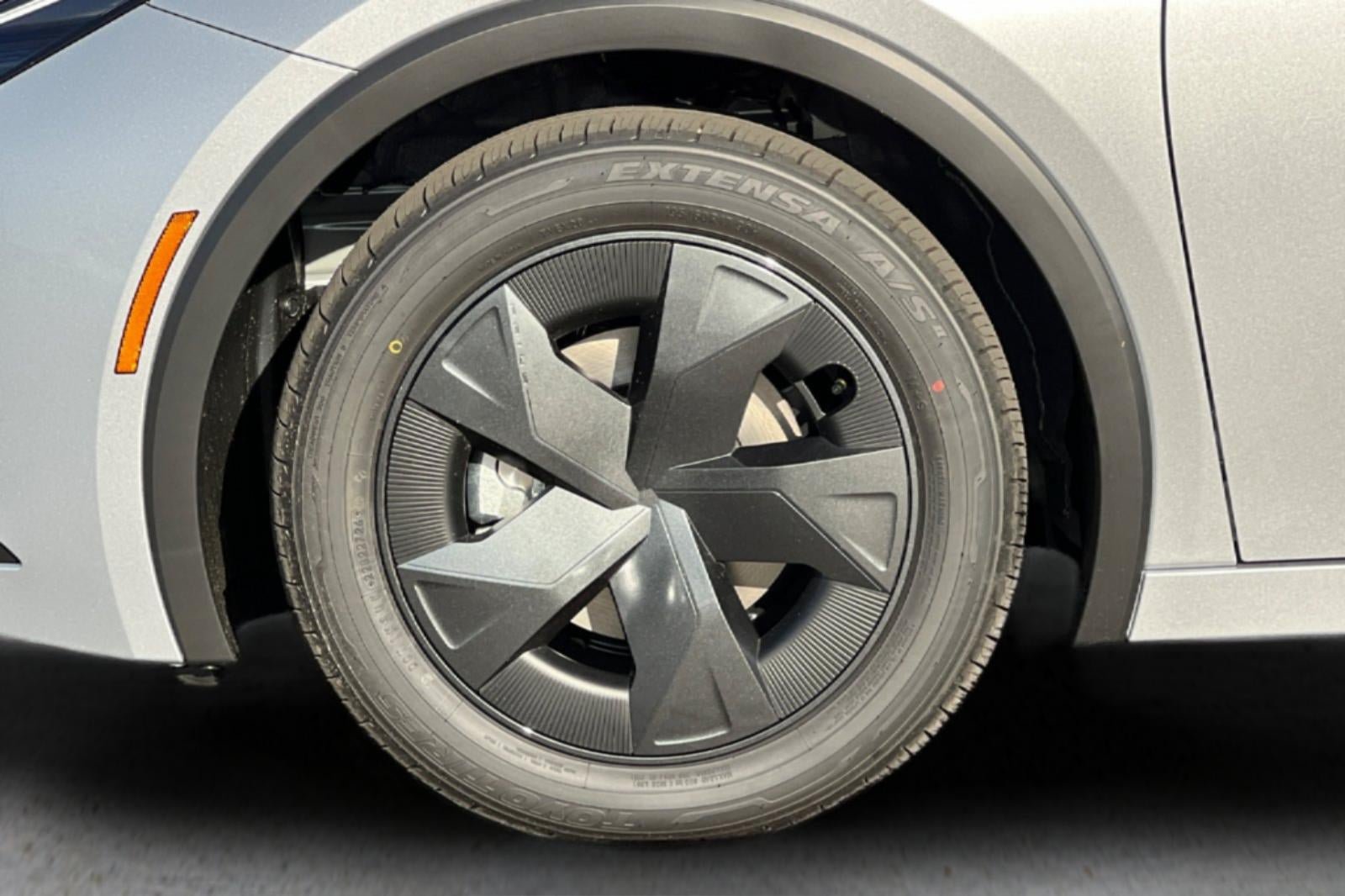 New 2027 Toyota Prius LE FWD image 31