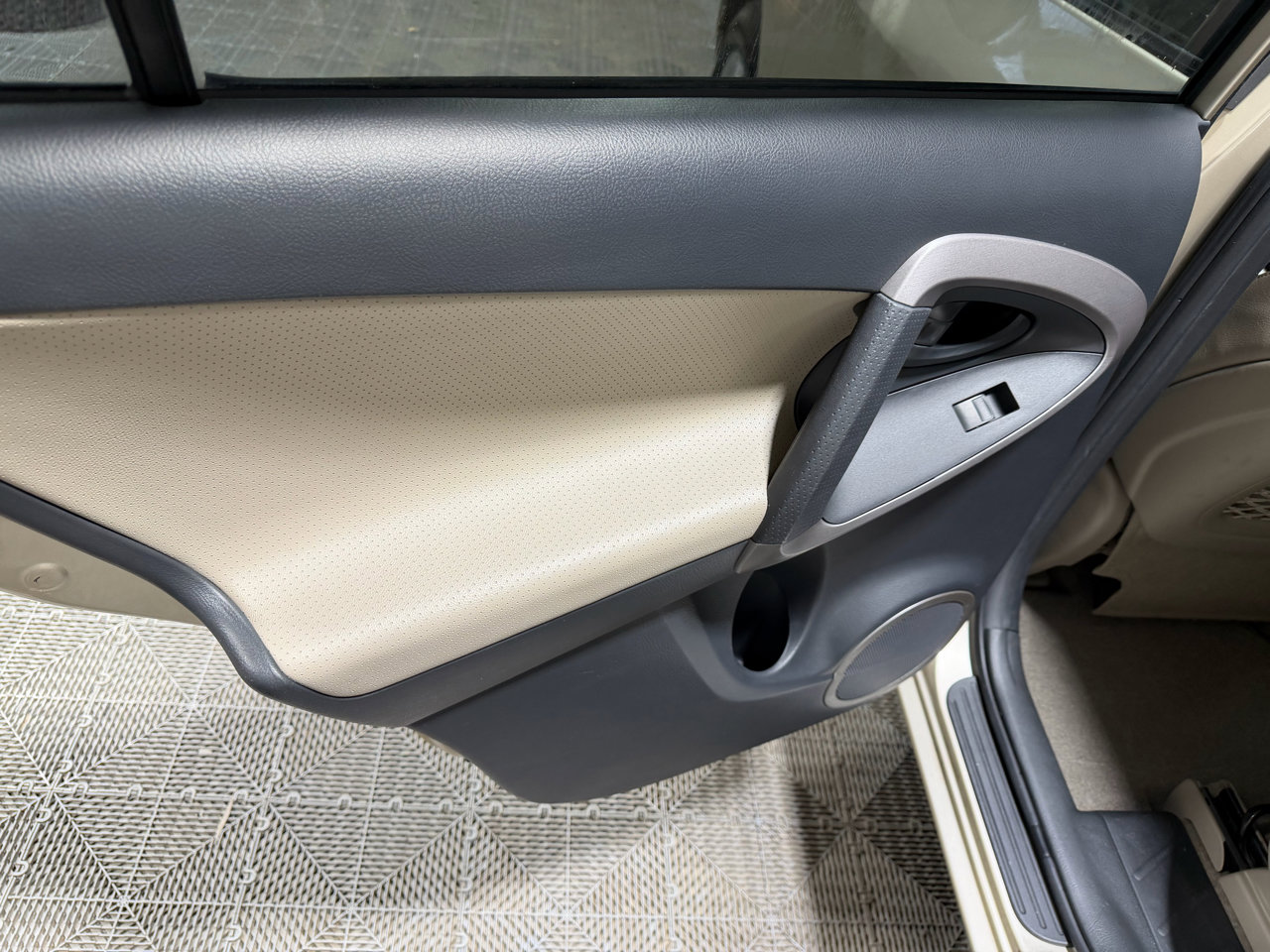 Used 2007 Toyota RAV4 Limited image 22