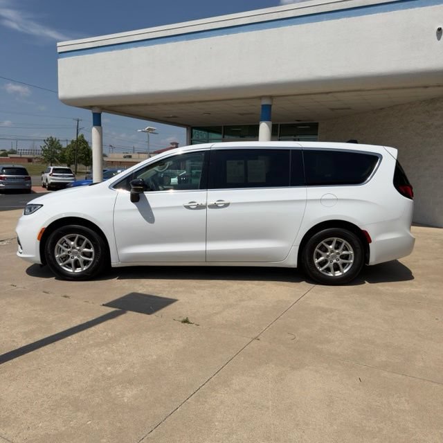 Used 2024 Chrysler Pacifica Touring-L FWD image 2
