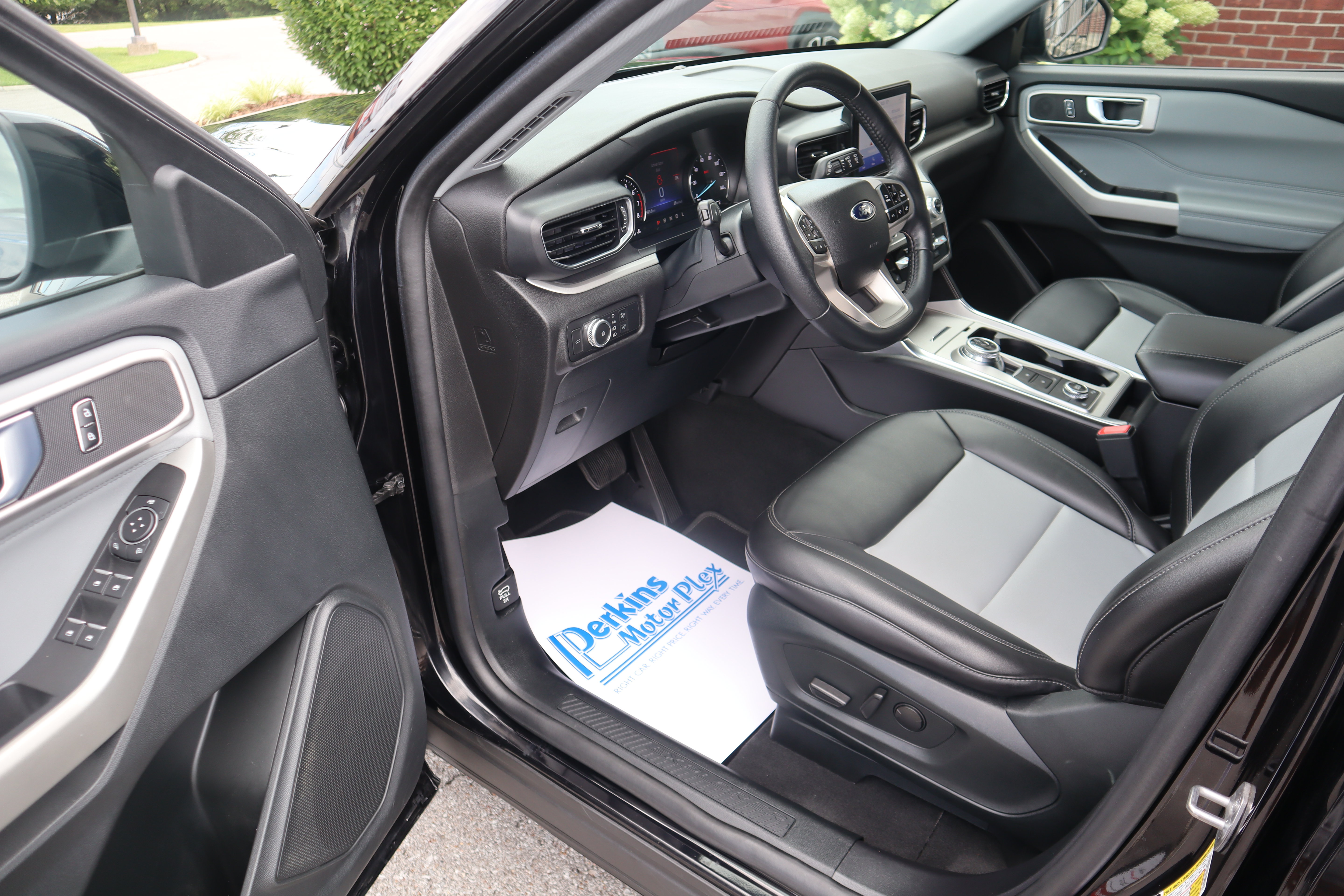 Used 2022 Ford Explorer XLT w/ Equipment Group 202A AWD/4WD image 3
