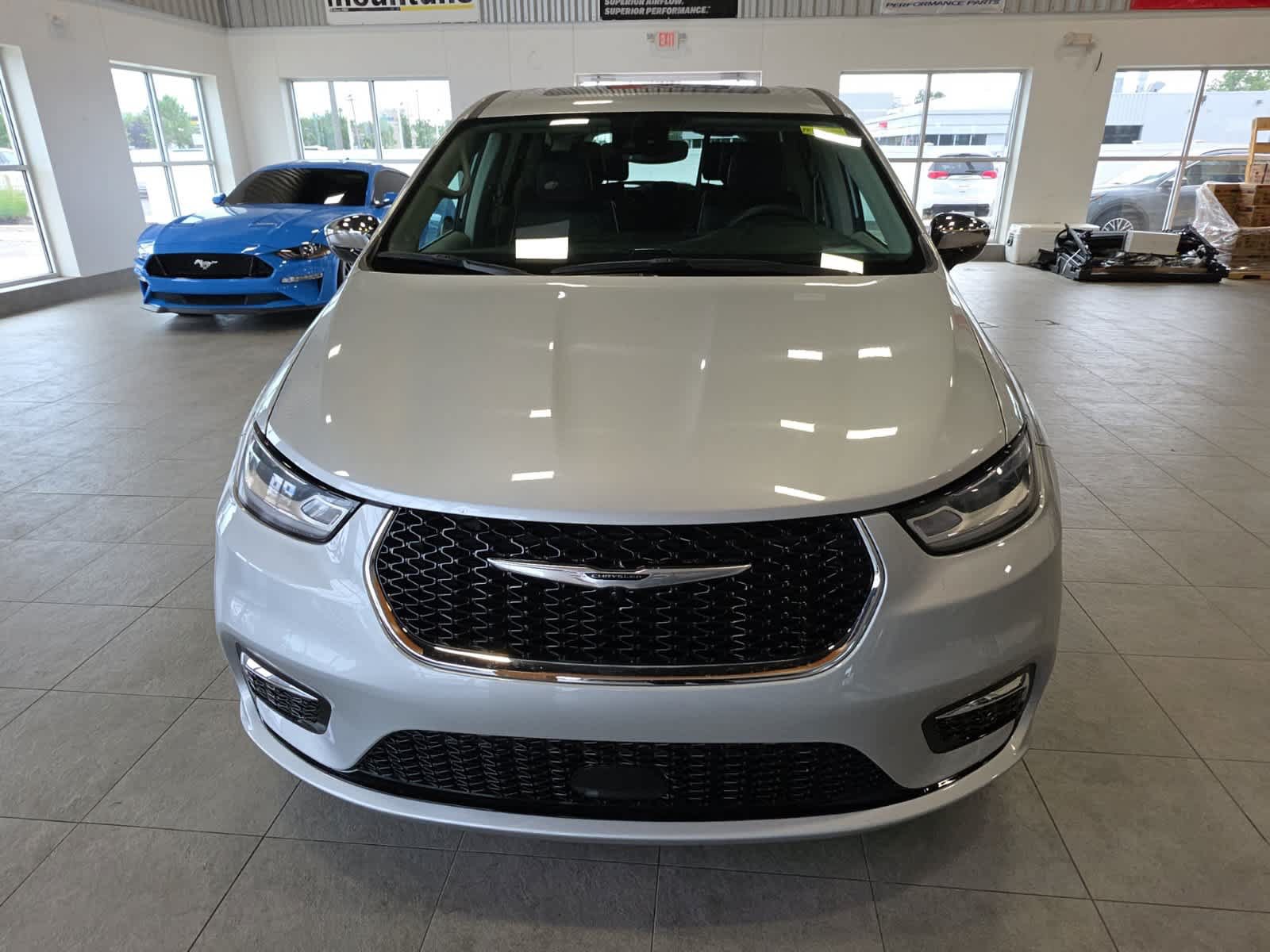 Used 2023 Chrysler Pacifica Limited FWD image 2