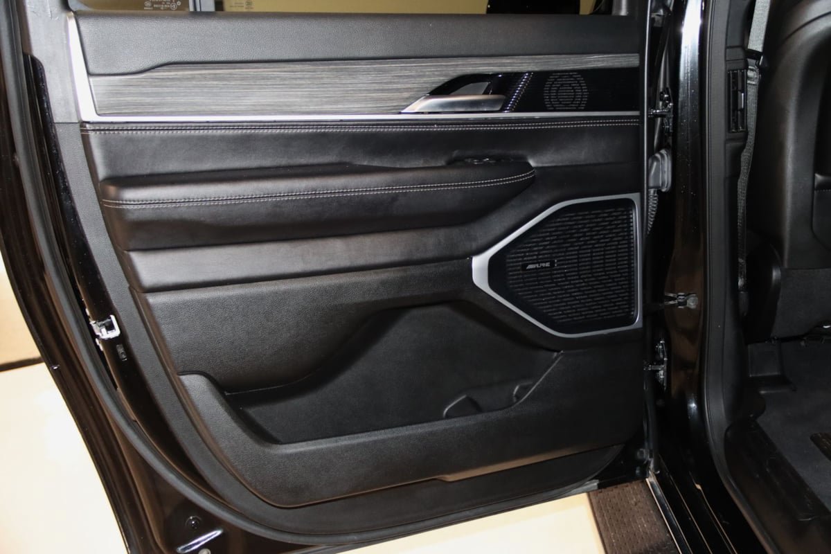 Used 2023 Jeep Wagoneer L Series II w/ Premium Group I AWD/4WD image 53