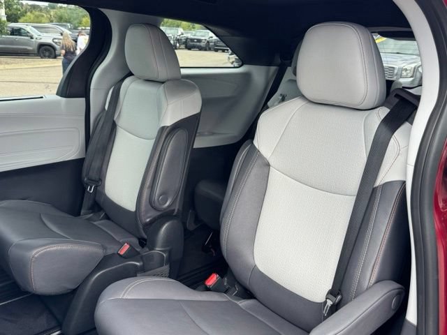 Used 2024 Toyota Sienna XSE FWD image 16