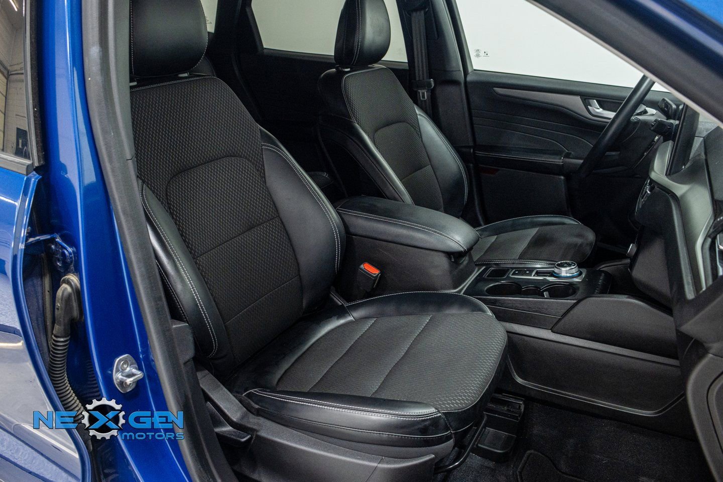 Used 2023 Ford Escape SE image 39