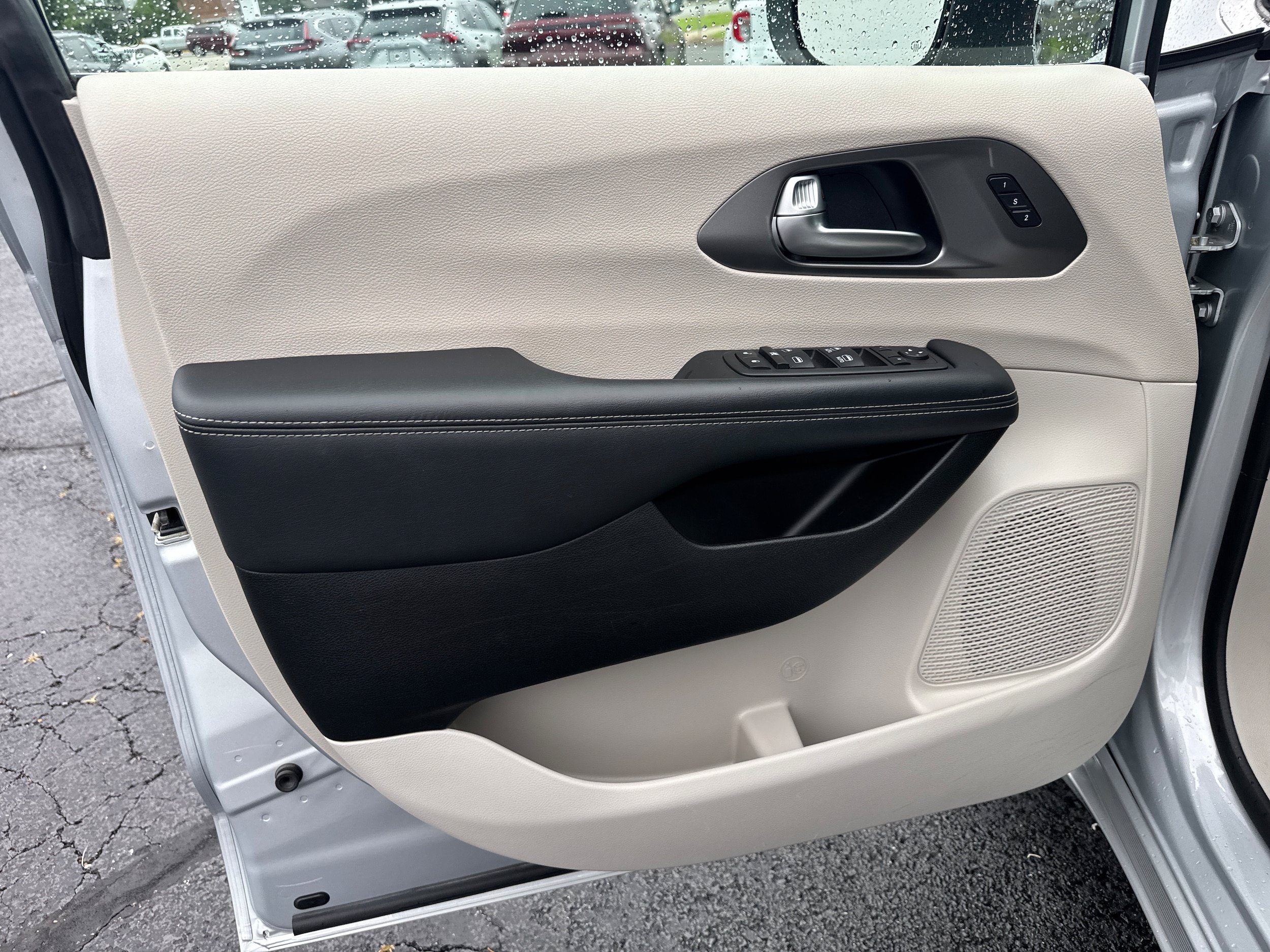 Used 2023 Chrysler Pacifica Touring-L FWD image 5