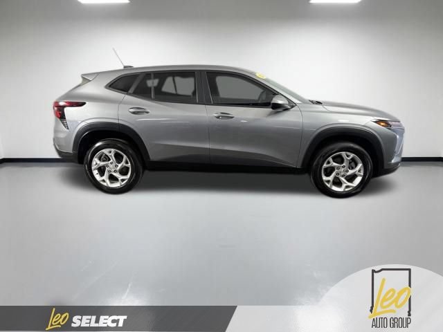 Used 2024 Chevrolet Trax LS w/ LS Convenience Package FWD image 6