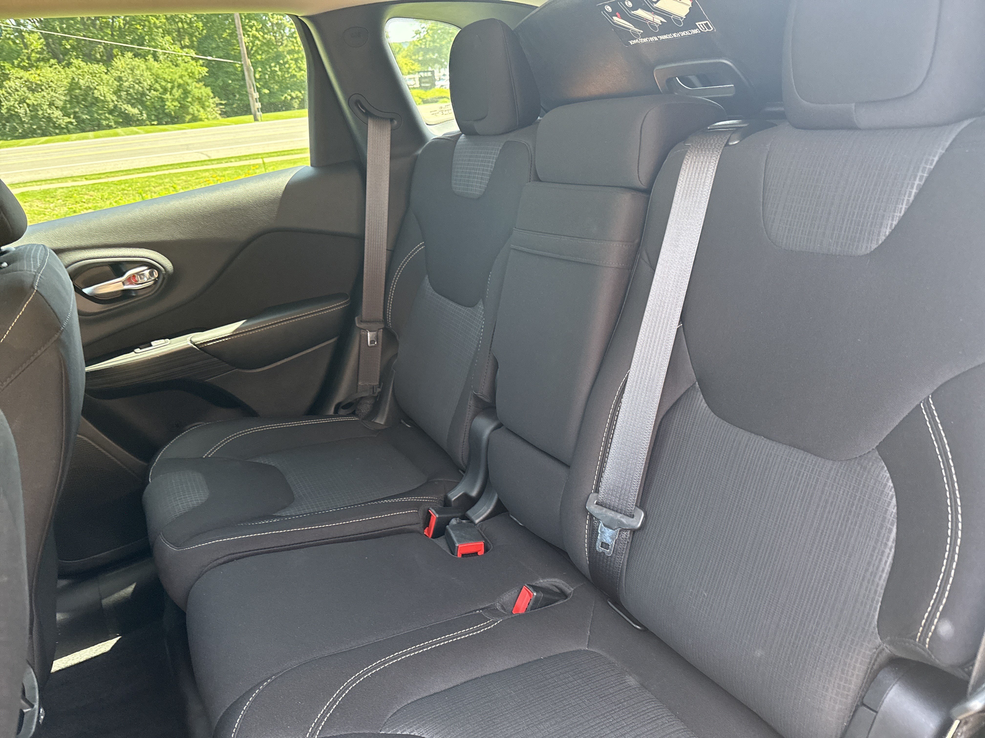 Used 2015 Jeep Cherokee Latitude w/ Cold Weather Group AWD/4WD image 13