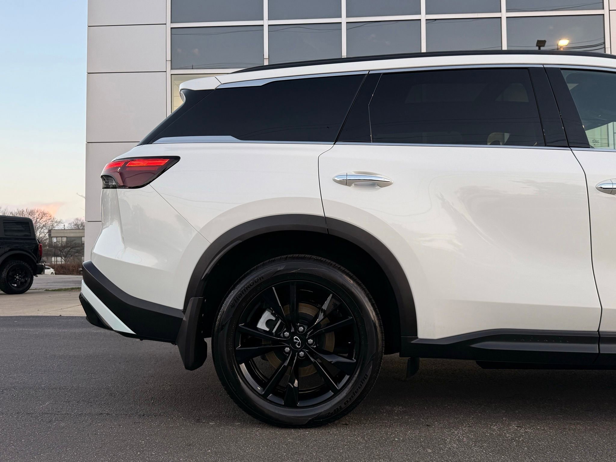 Used 2025 INFINITI QX60 Luxe w/ Black Edition image 12