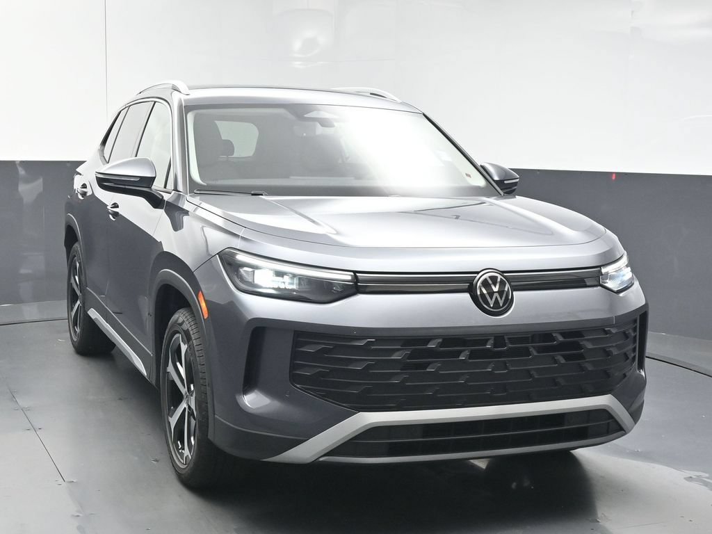 Used 2025 Volkswagen Tiguan SE FWD image 2