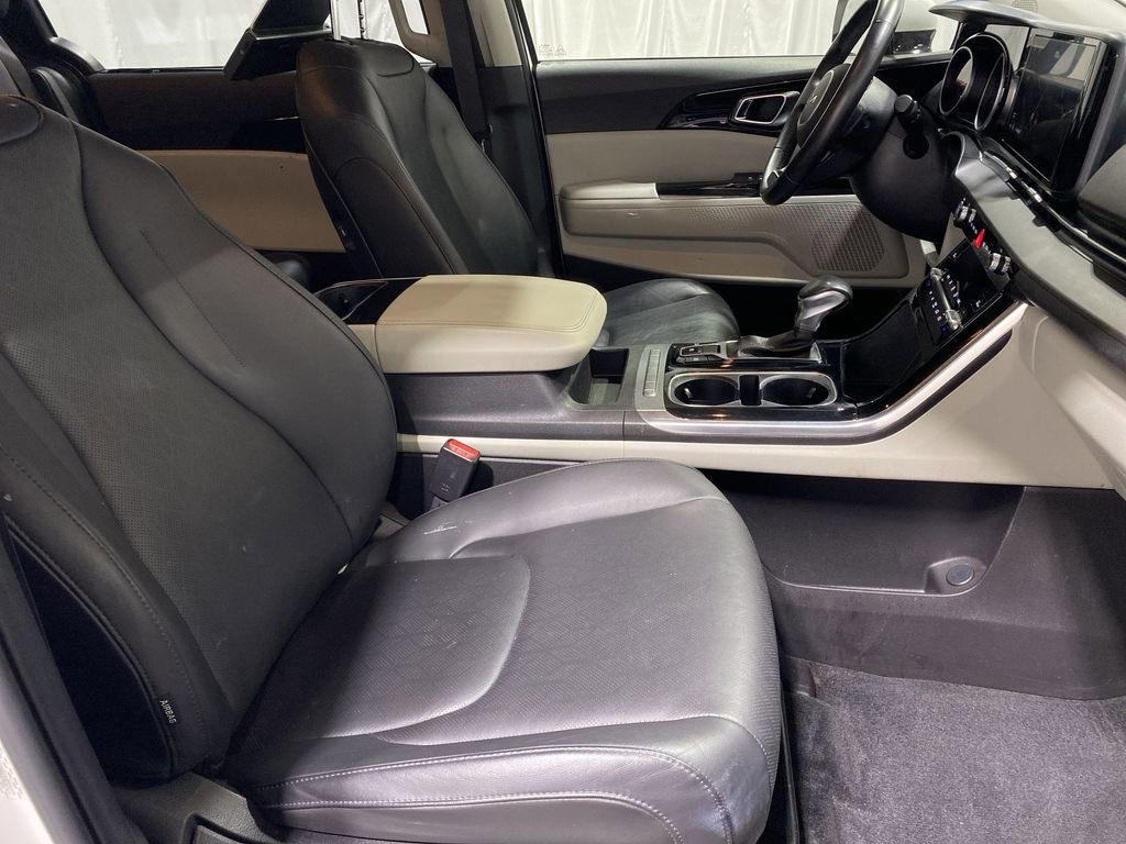 Used 2022 Kia Carnival EX image 27