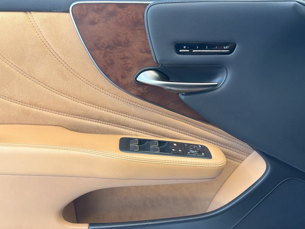 Used 2021 Lexus LS 500 w/ Accessory Package (Z2) RWD image 29
