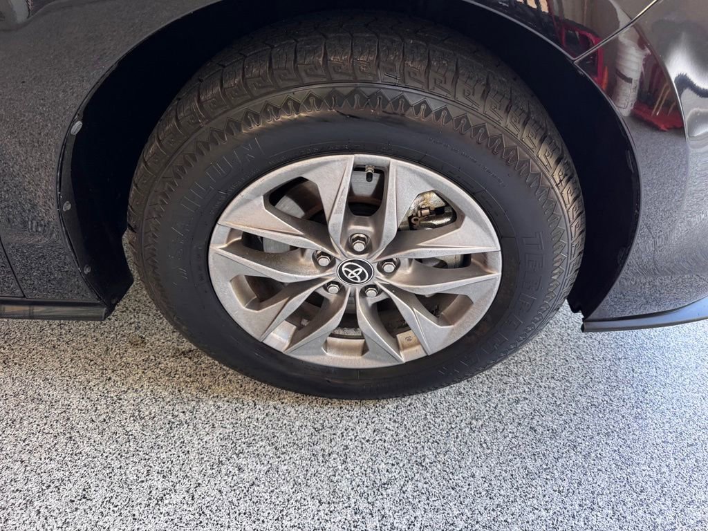 Used 2025 Toyota Sienna XLE FWD image 12