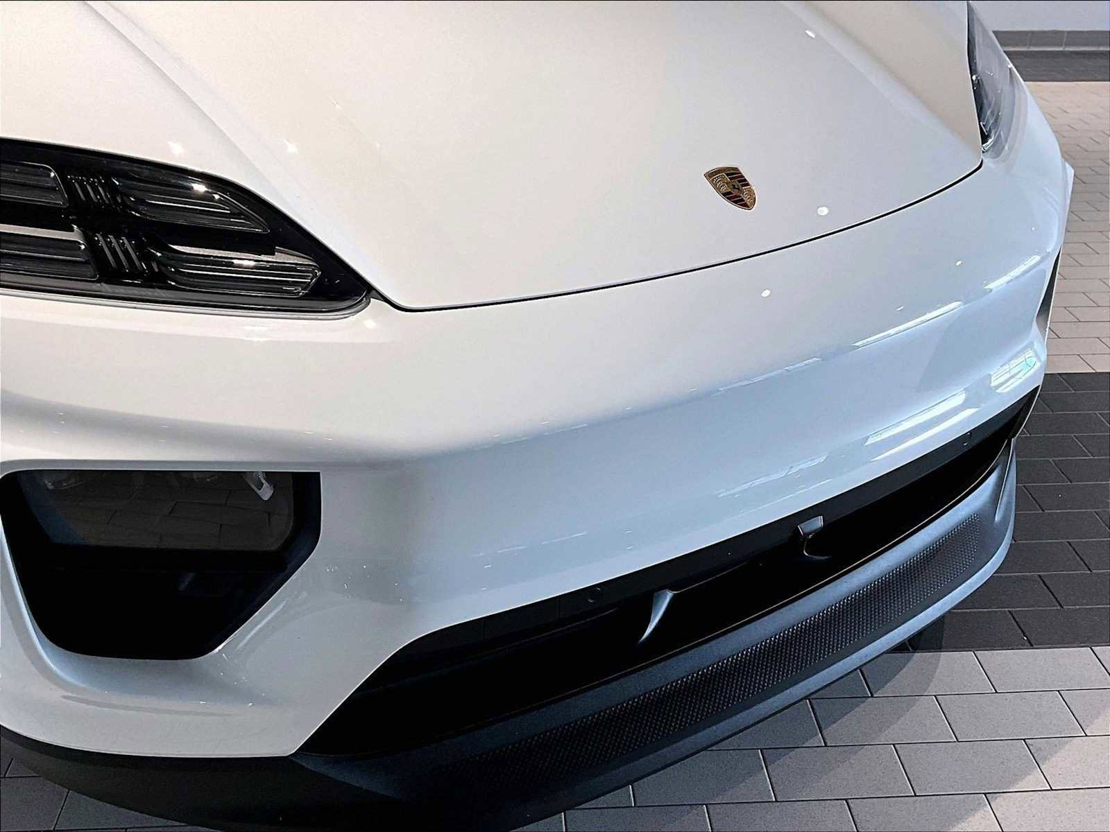 Used 2025 Porsche Macan 4 Electric image 31