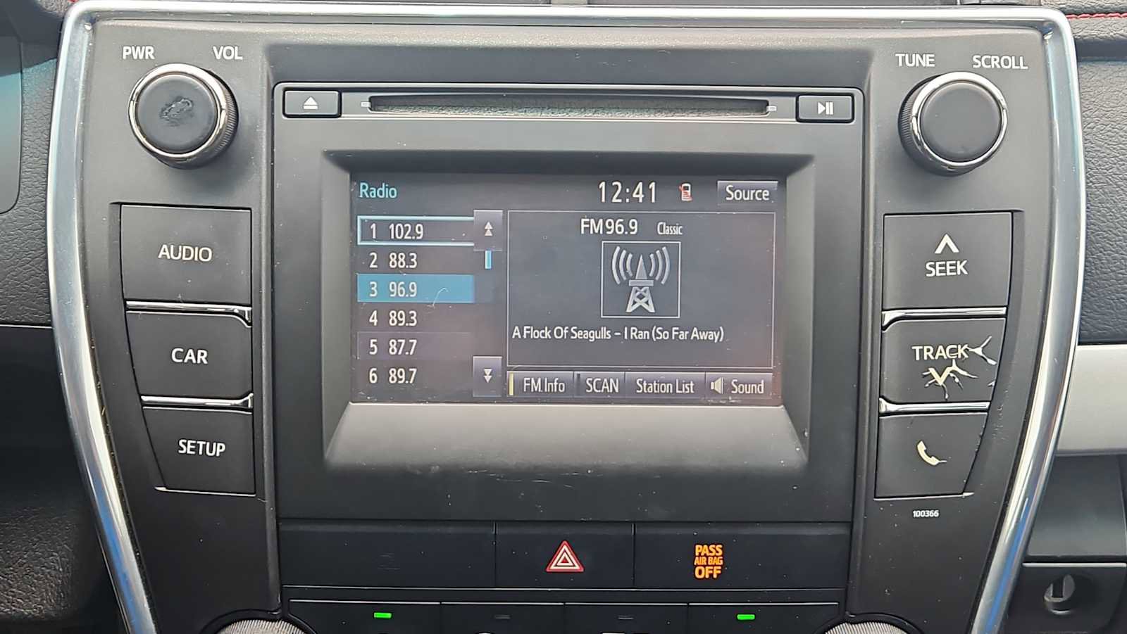 Used 2015 Toyota Camry SE FWD image 12