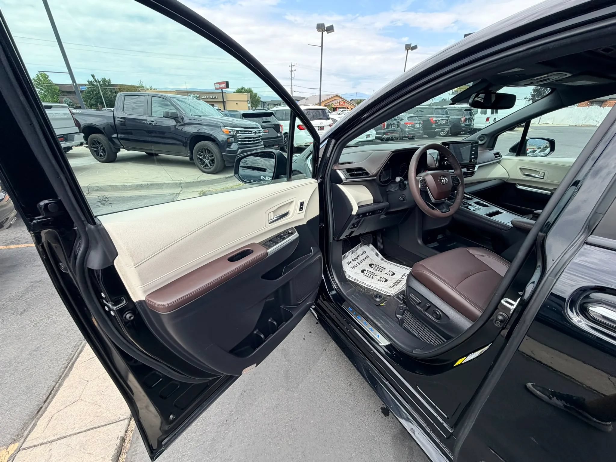 Used 2024 Toyota Sienna Platinum FWD image 10