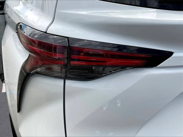 Used 2025 Toyota Sienna XSE w/ XSE Premium Package FWD image 25
