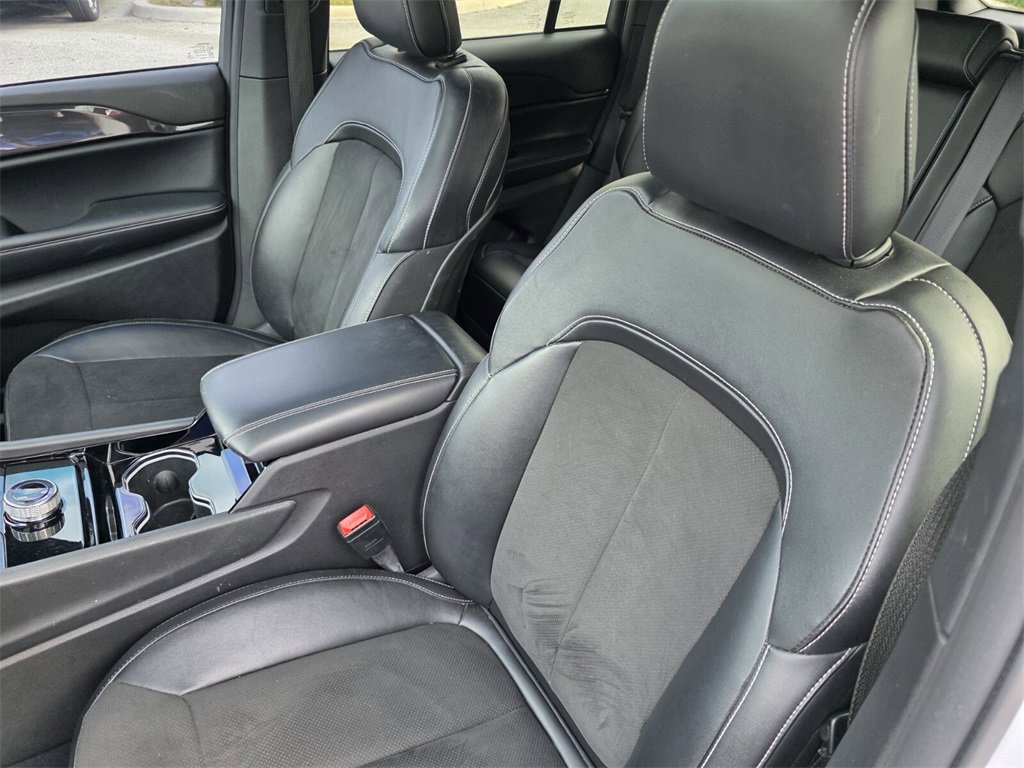 Used 2022 Jeep Grand Cherokee Altitude image 11