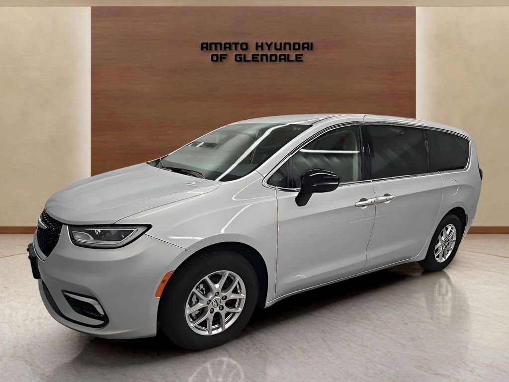 Used 2024 Chrysler Pacifica Touring-L image 2