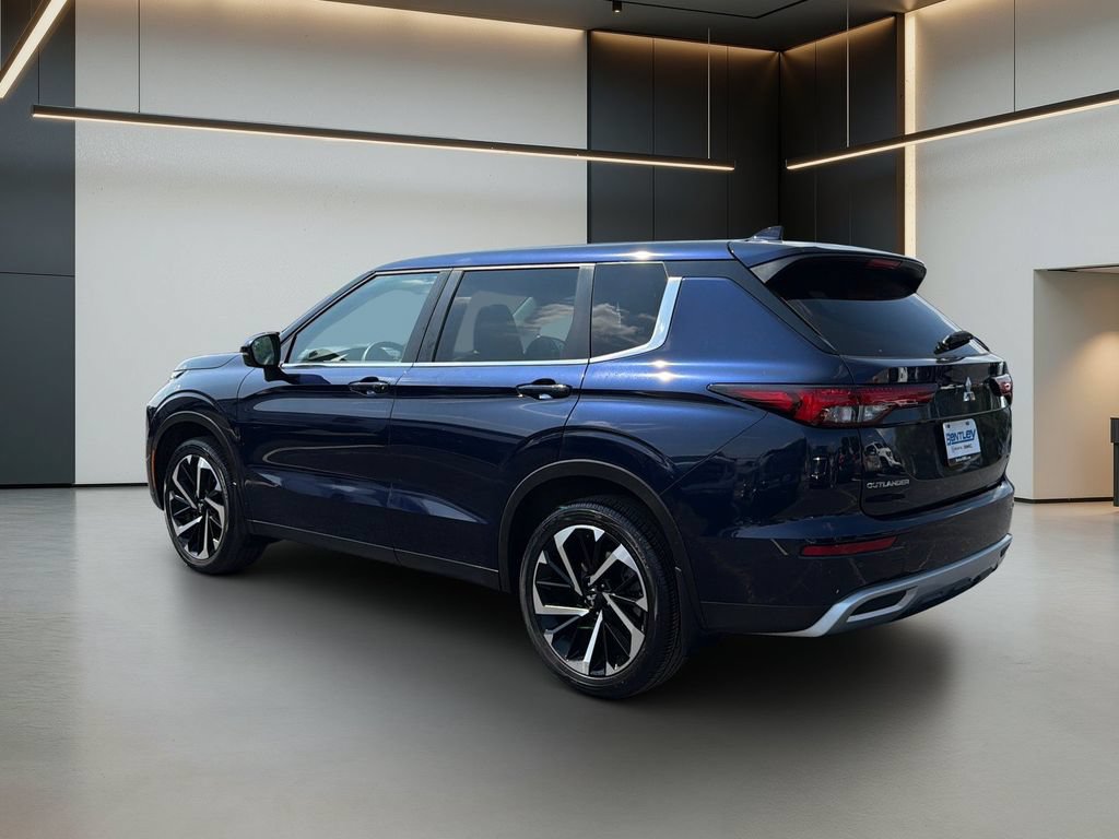 Used 2023 Mitsubishi Outlander SE FWD image 3