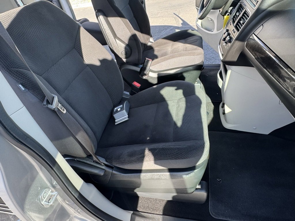 Used 2018 Dodge Grand Caravan SE w/ UConnect Hands-Free Group image 26