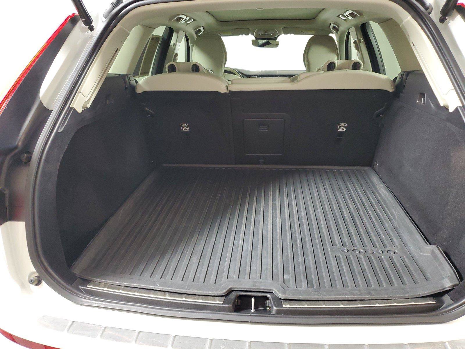 Used 2022 Volvo XC60 B5 Momentum w/ Climate Package FWD image 9