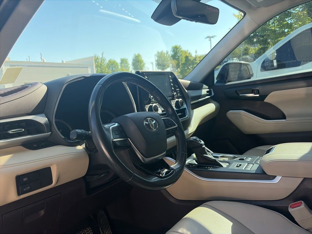 Used 2020 Toyota Highlander XLE AWD/4WD image 10