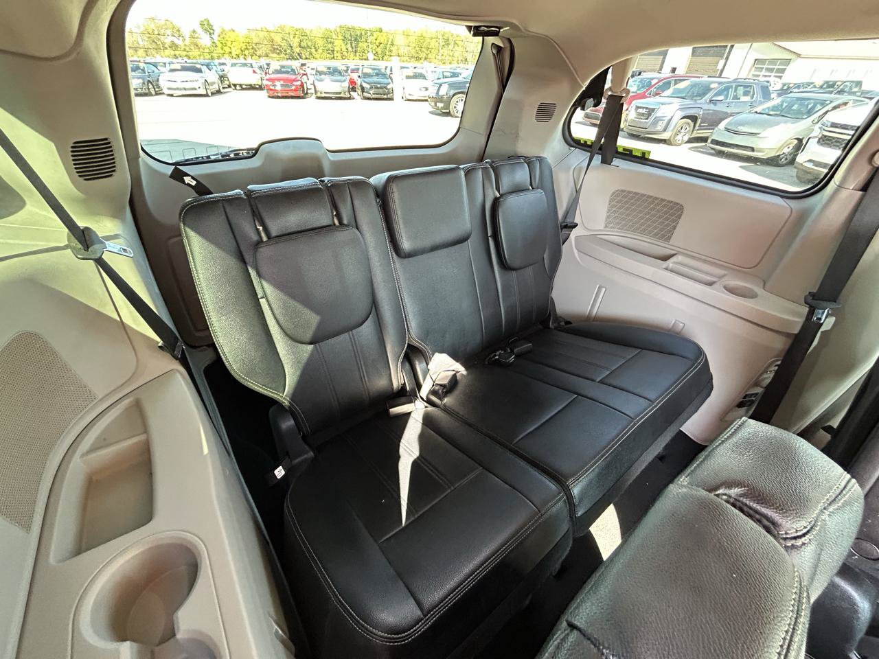 Used 2016 Chrysler Town & Country Touring FWD image 13