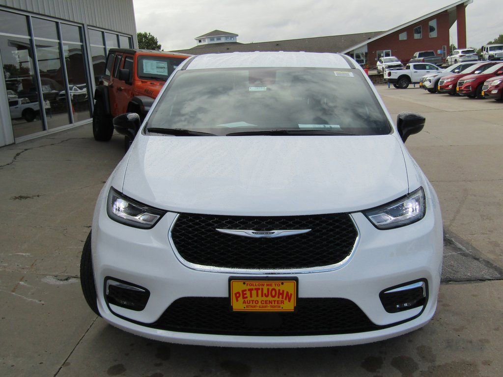 New 2026 Chrysler Pacifica Select image 13