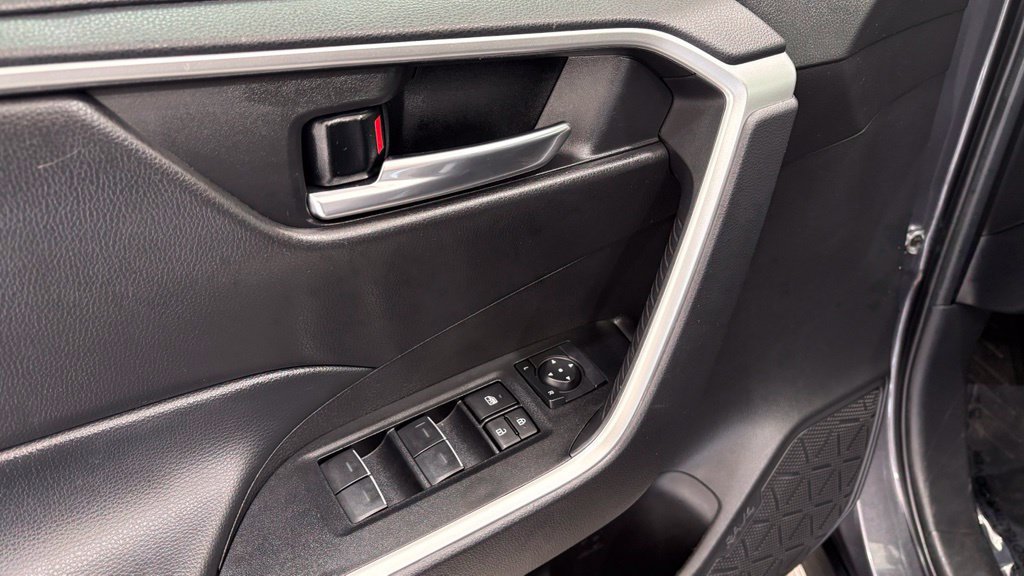 Used 2024 Toyota RAV4 XLE FWD image 17