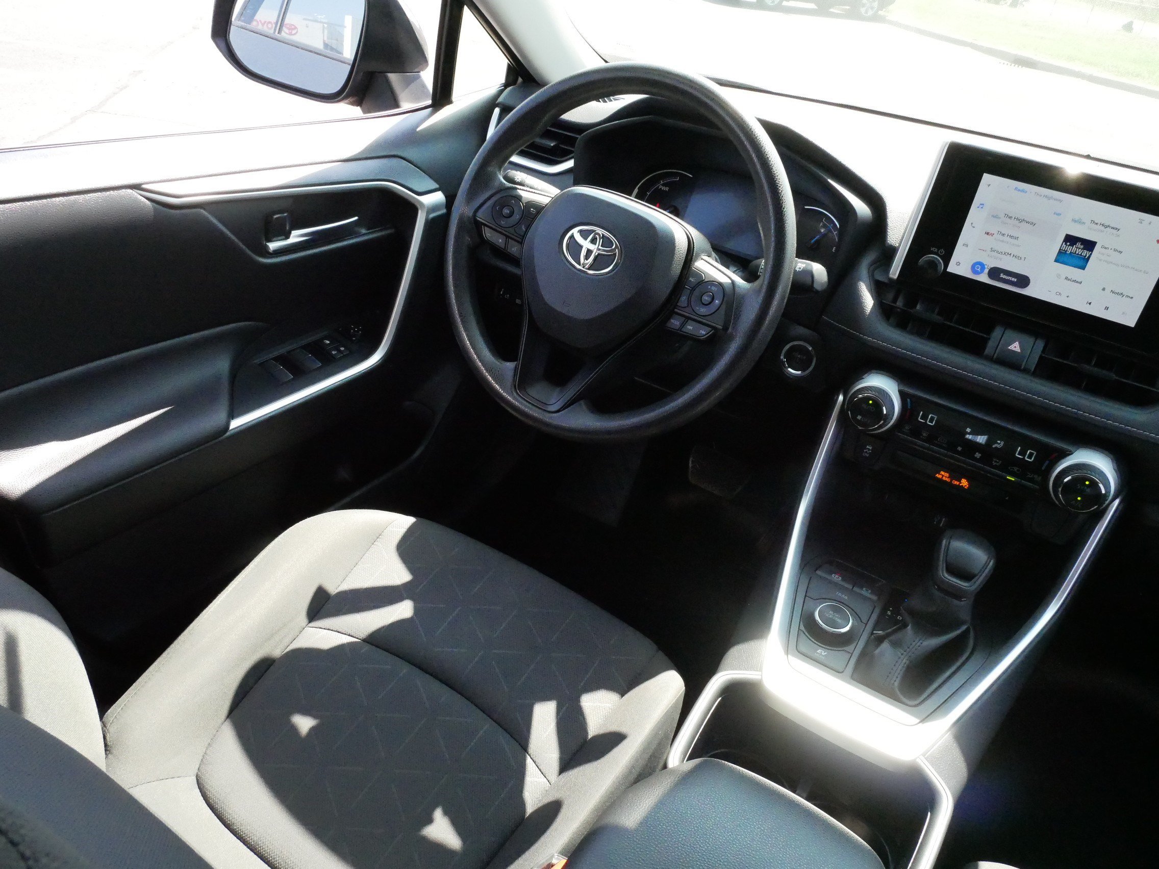Used 2023 Toyota RAV4 XLE AWD/4WD image 9