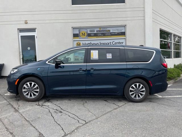 Used 2024 Chrysler Pacifica Limited FWD image 2